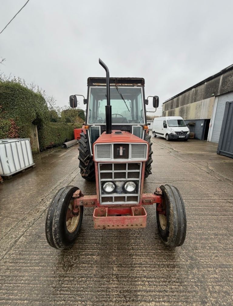 TRACTOR, INTERNATIONAL 84 HYDRO 2WD TRACTOR (1980)