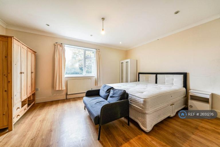1 bedroom in Nelson Gardens, Whitton, TW3 (#2651276)
