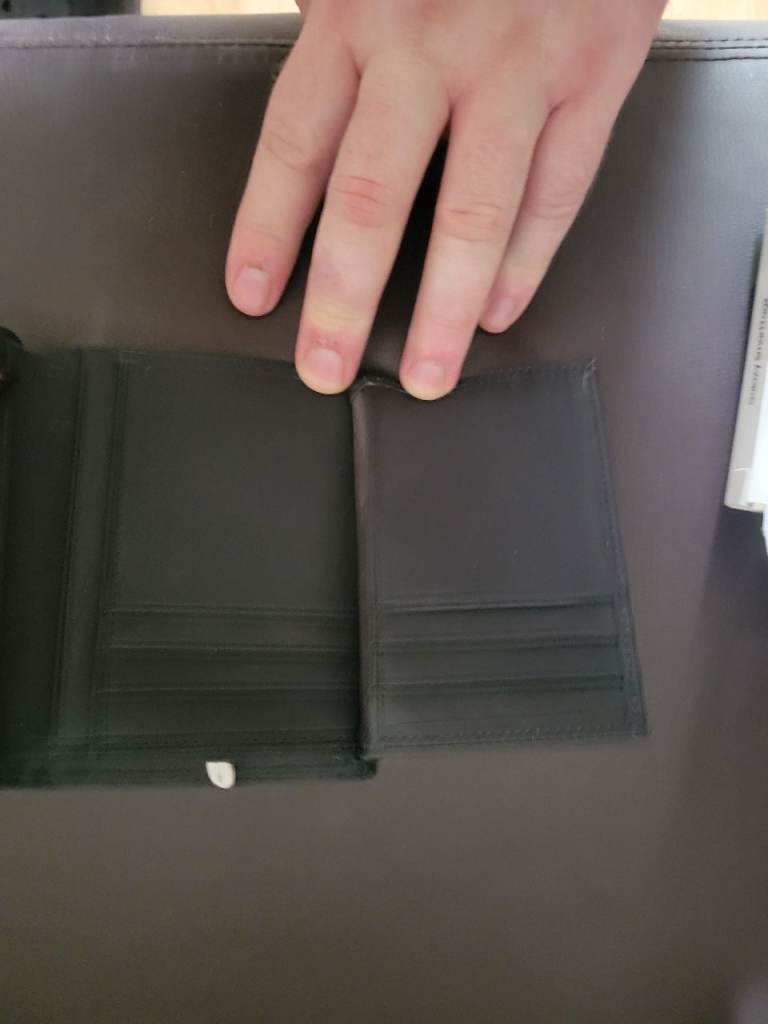 Black Leather Wallet – Multiple Card Slots, Good Condition