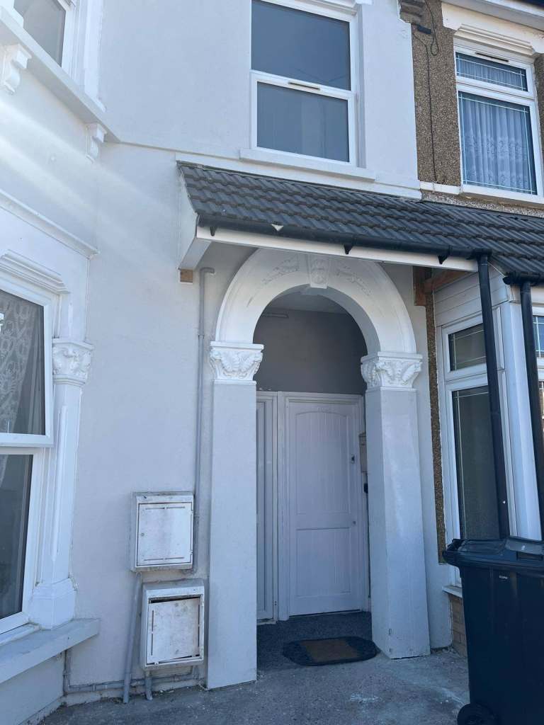 Bell Homes proudly presents this brand-new 3-bedroom first-floor flat in IG3 8SQ.