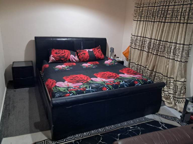 Queen size ROOMS to let's 