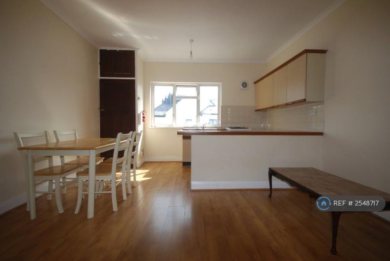 2 bedroom flat in High Road, London, N20 (2 bed) (#2548717)
