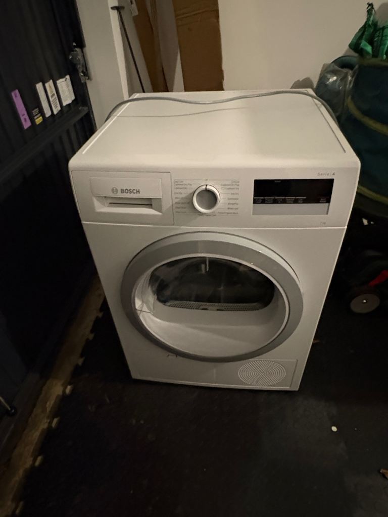 Bosch Serie 4 freestanding Condenser Tumble Dryer 