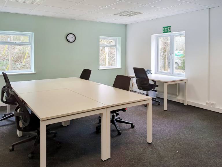 Romsey - SO51 9AQ \ Office Space for Rent with 5 Desks