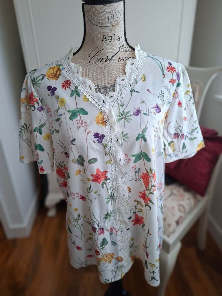 Women's Floral Blouse – White with Multicoloured Flowers, As Good As New
