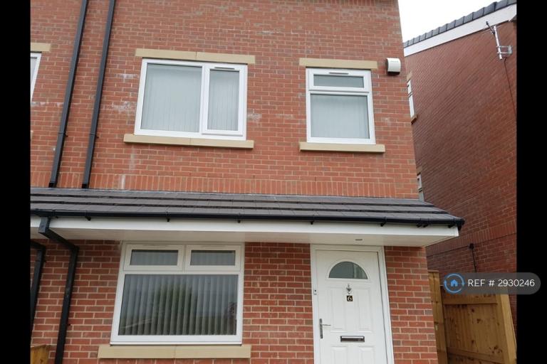 4 bedroom house in Thompson Street, Manchester, M40 (4 bed) (#2930246)