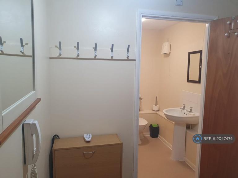 2 bedroom flat in Brook Court, Nottingham, NG7 (2 bed) (#2047474)