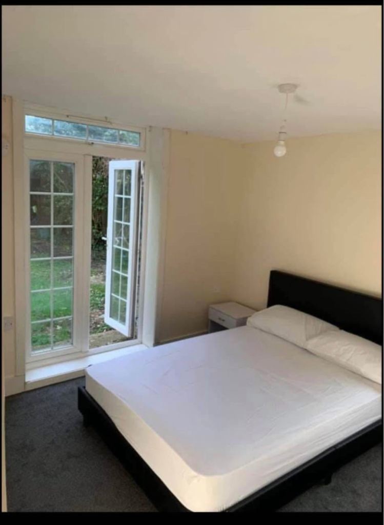 Spacious Double bedroom Isleworth perfect location!