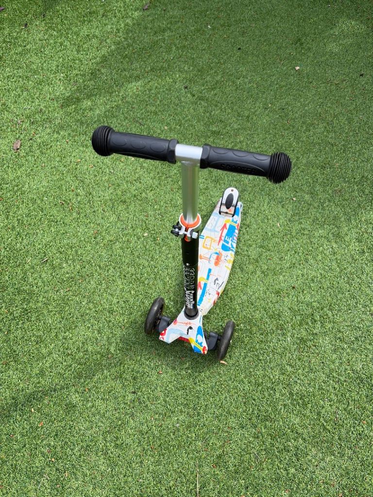 Scooter with light up wheels 
