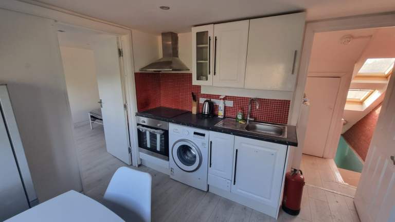 Loft 1 Bedroom Flat Close to Transport Link 111, 110, H25, 285 and 490