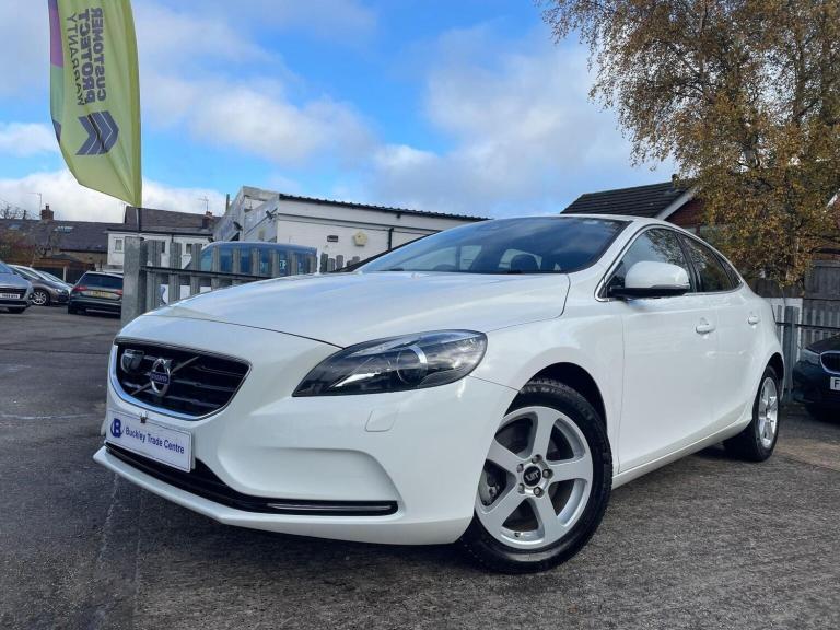 VOLVO V40 1.6 T4 SE Hatchback 5dr Petrol Powershift Euro 5 (s/s) (180 ps) White