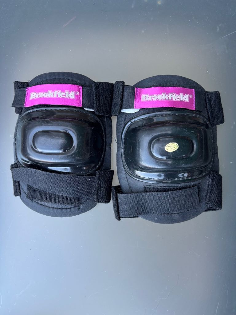 Brookfield Black Skate Knee Pads – Good Condition