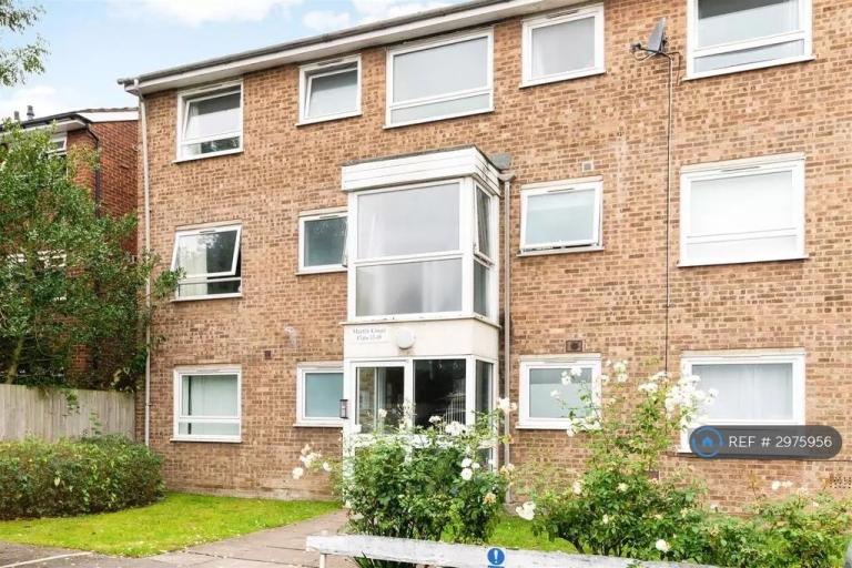1 bedroom flat in Martin Court, London, SW19 (1 bed) (#2975956)