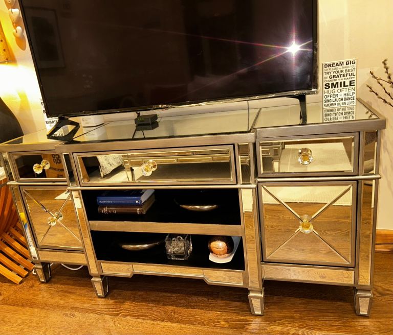 Stunning lounge centre table & matching tv console