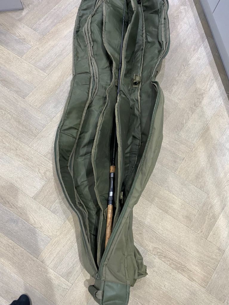 Tracker Rod bag +2 wychwood 6ft carp Rods