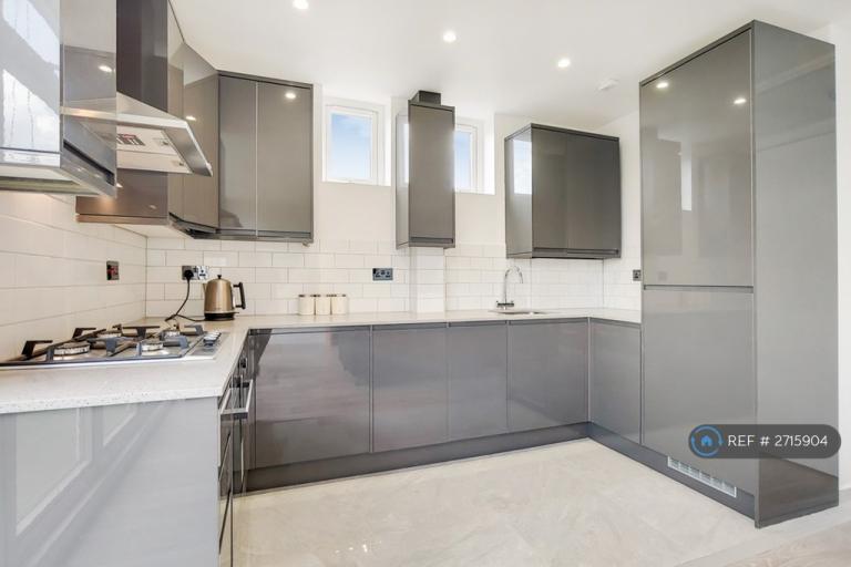 1 bedroom flat in Virginia Walk, London, SW2 (1 bed) (#2715904)