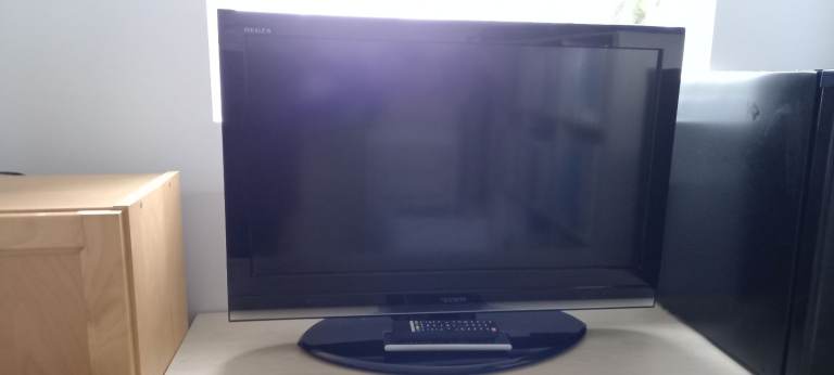 Toshiba 32 inch TV in excellent working order with relevant handsets