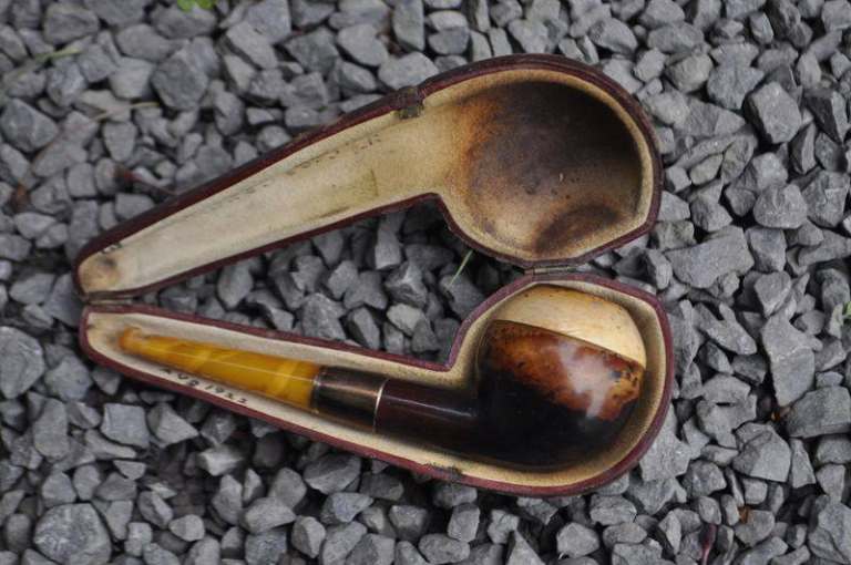9ct gold hallmarked (Chester 1921) collar smoking pipe with case
