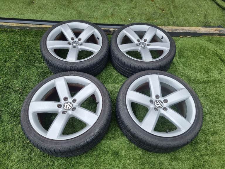 GENUINE VW ALLOYS WITH 225 40 18 TYRES