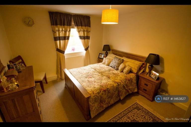 2 bedroom flat in Valley Road, Uxbridge, UB10 (2 bed) (#1463827)