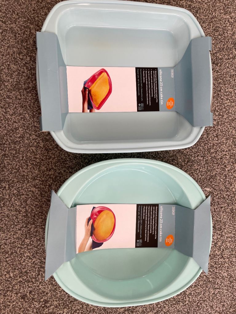 Set of 2 Silicone Cake Tins – Excellent Quality, New