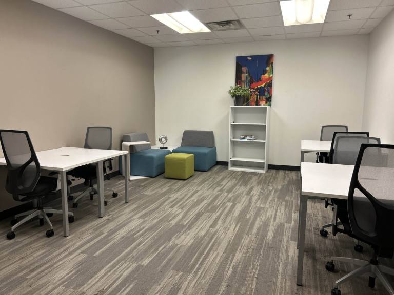 Romsey - SO51 9AQ \ Extra-Large Office with Space for Up to 15 Desks