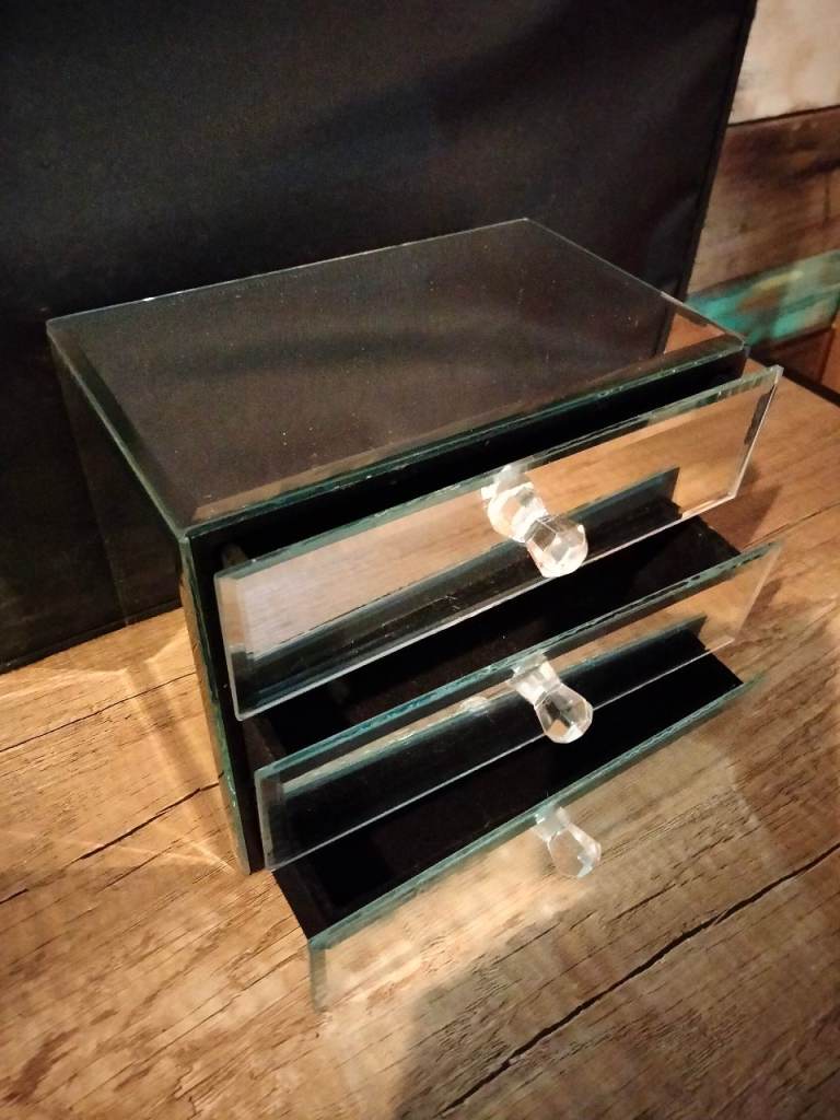A mirrored glass jewellery box or cosmetic organizer 16.5 x 11.5 x 14 cm