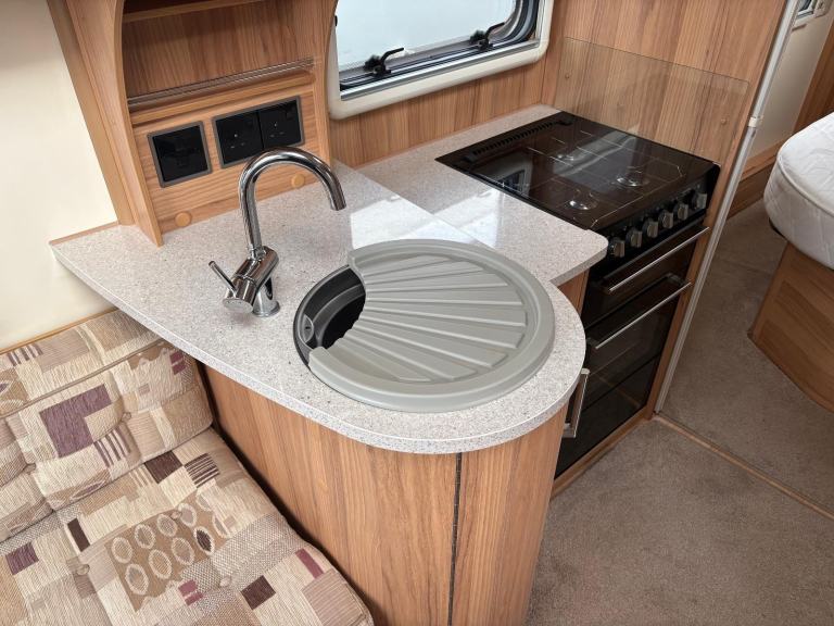  BAILEY UNICORN VIGO - FIXED TRANSVERSE ISLAND BED CARAVAN + MOTORMOVER 
