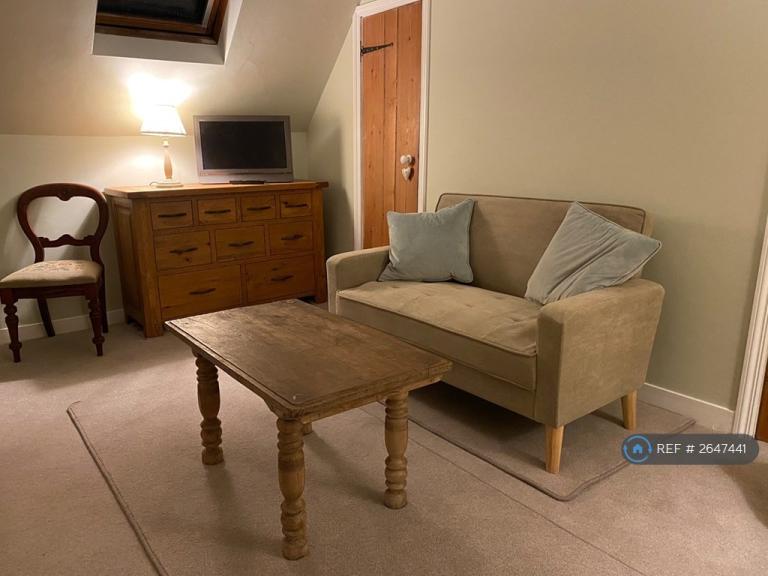 2 bedroom flat in Rose Hill, Dorking, RH4 (2 bed) (#2647441)