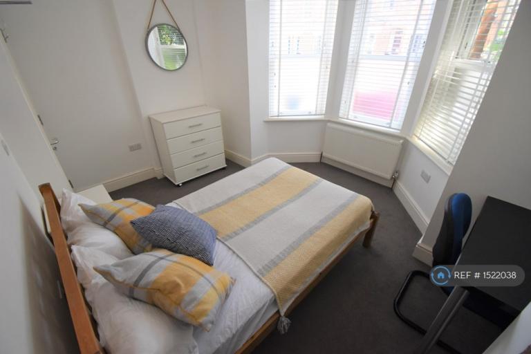 6 bedroom house in Donnington Road, Reading, RG1 (6 bed) (#1522038)