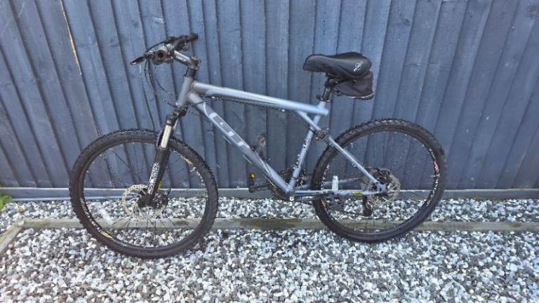 GT ZUM/Aggressor Hybrid Bike – Disc Brakes – Trail‑Ready – Accessories Included
