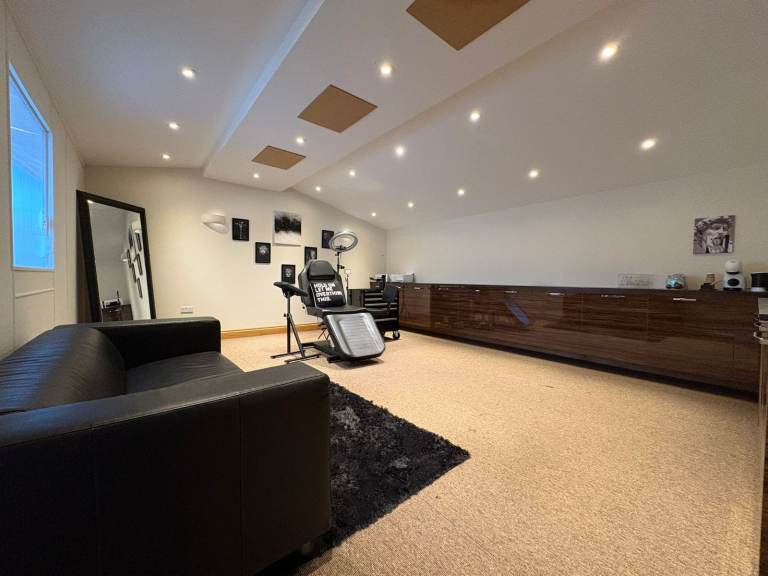 OFFICE / STORAGE TO LET SPACIOUS 