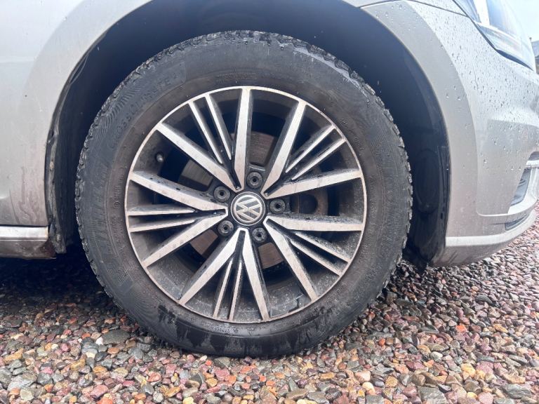 Volkswagen genuine Golf alloys wheels with tyres