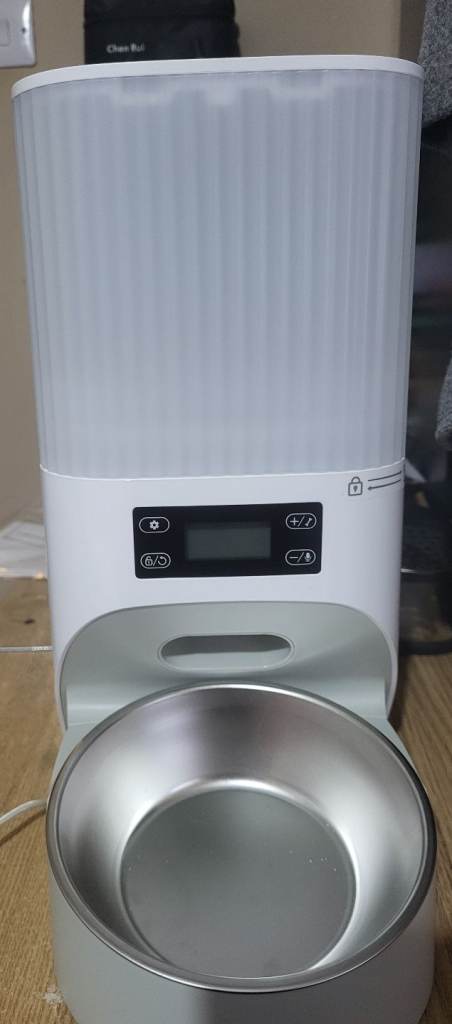 Pet feeder