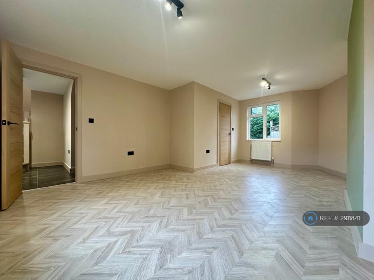 4 bedroom house in Victoria Road, Ascot, SL5 (4 bed) (#2911841)