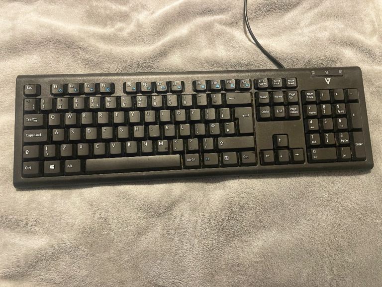 V7 Wired Keyboard – USB Plug & Play Computer Keyboard ⌨️💻
