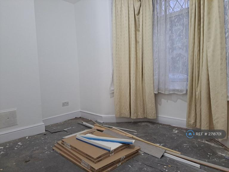 1 bedroom flat in Cambus Road, London, E16 (1 bed) (#2718701)