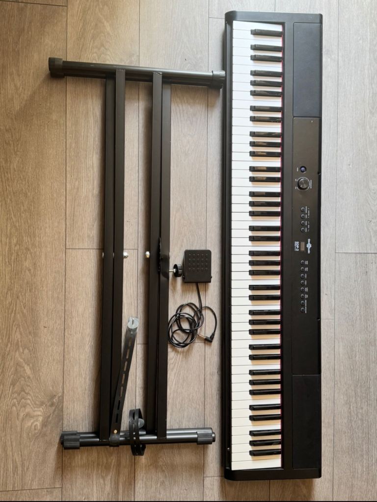 Gear4Music 88 key Digital Piano with Stand and Pedal – Good Condition