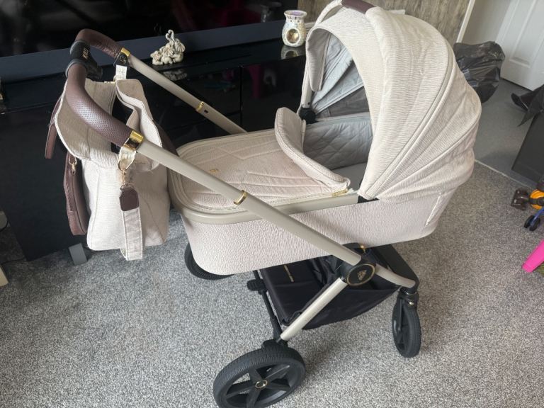 Venicci Tinum Upline 3-in-1 Travel System Bundle in Beige