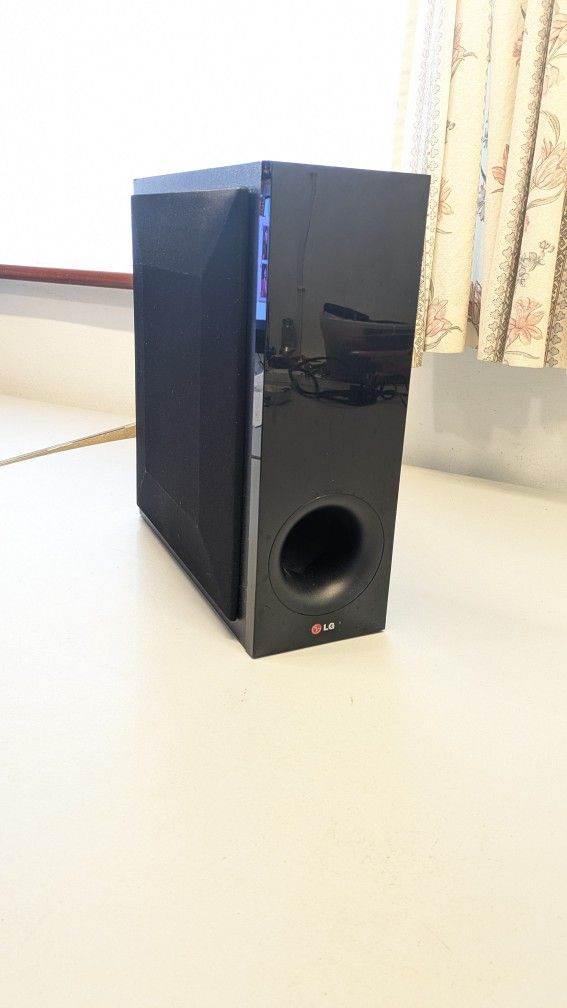 LG Blu Ray 3D  5.1 Surround Sound 1000 W system.