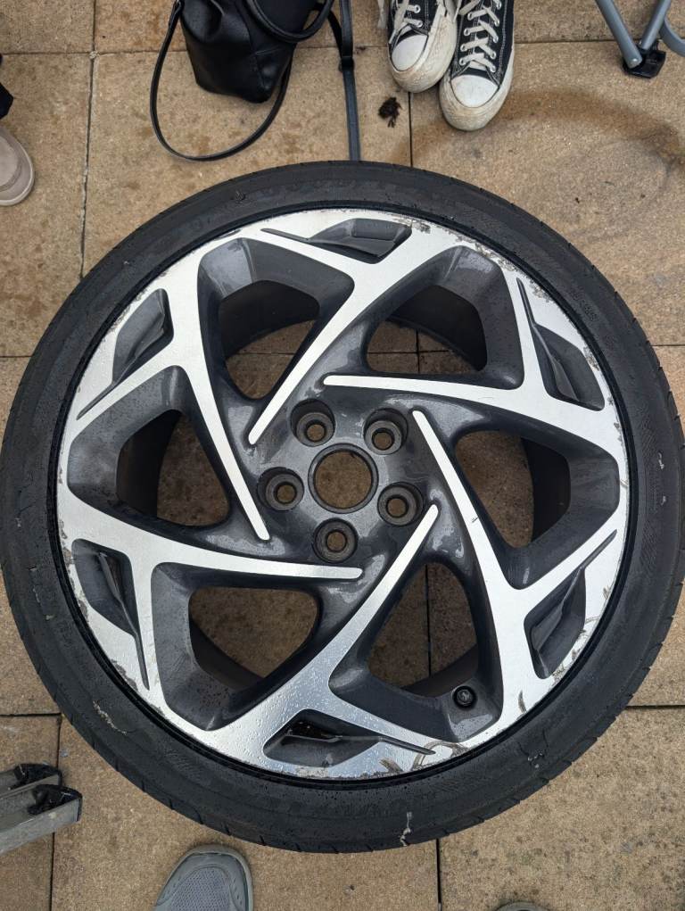Vauxhall insignia alloy wheel (one available)