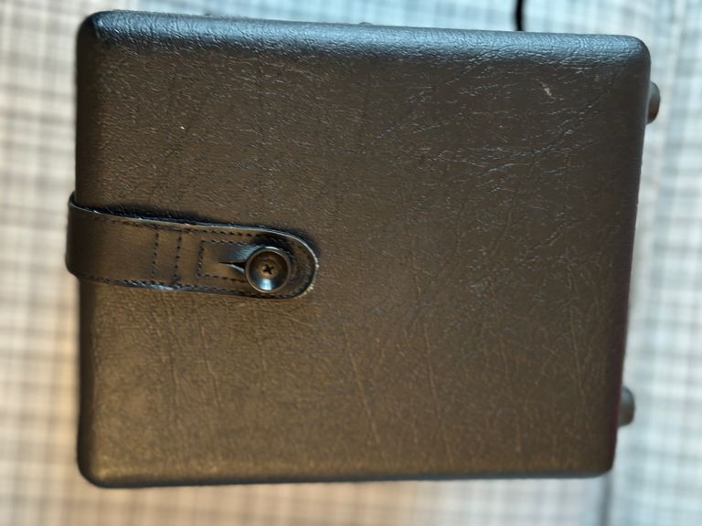 Vox modelling amp 10 watt. Runs on 6 x AA batteries. 