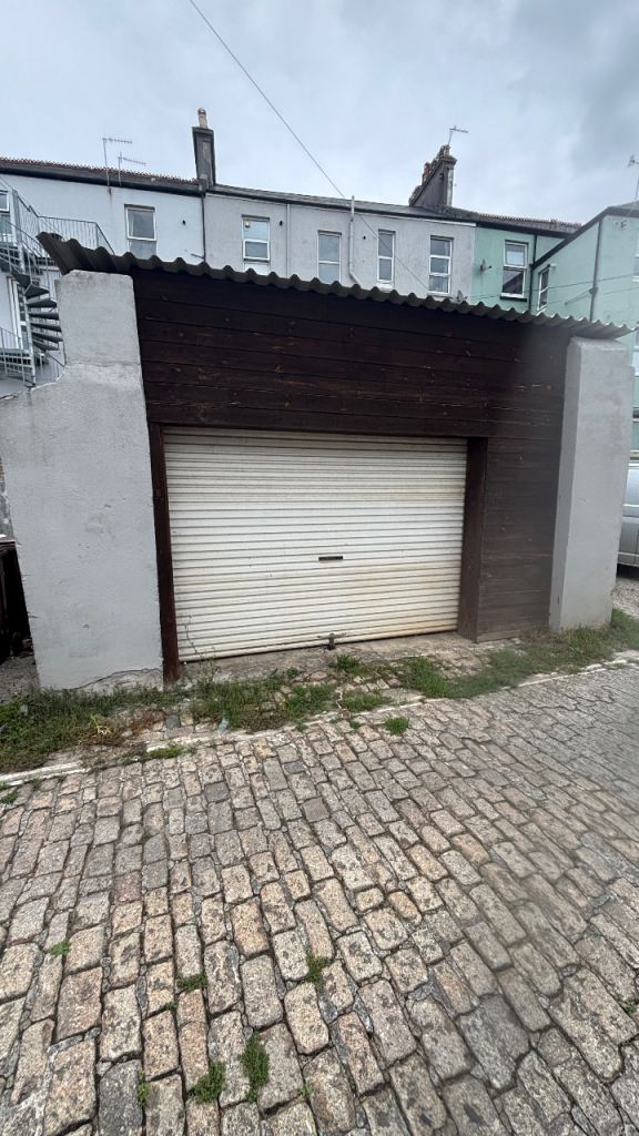 Garage in Mutley to let 