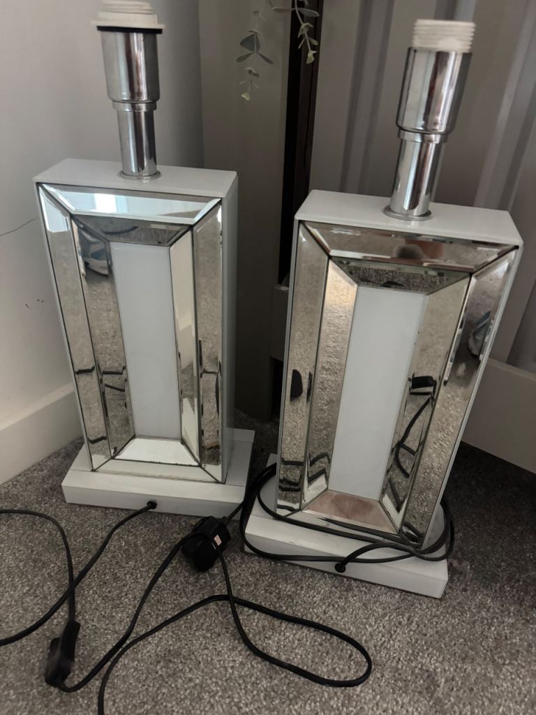 Pair of mirrored table lamps in very good condition 