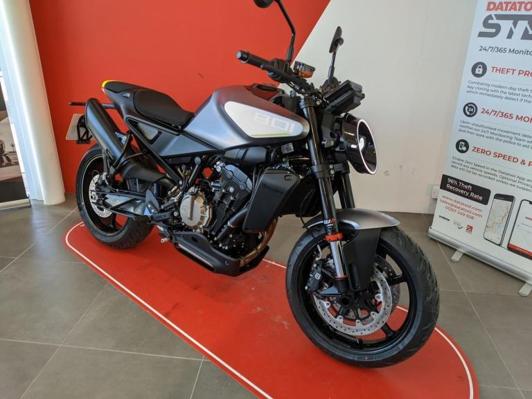 2025 HUSQVARNA VITPILEN 801 ONLY 42 MILES 3 MONTHS OLD 4YR WARRANTY SUPER VALUE