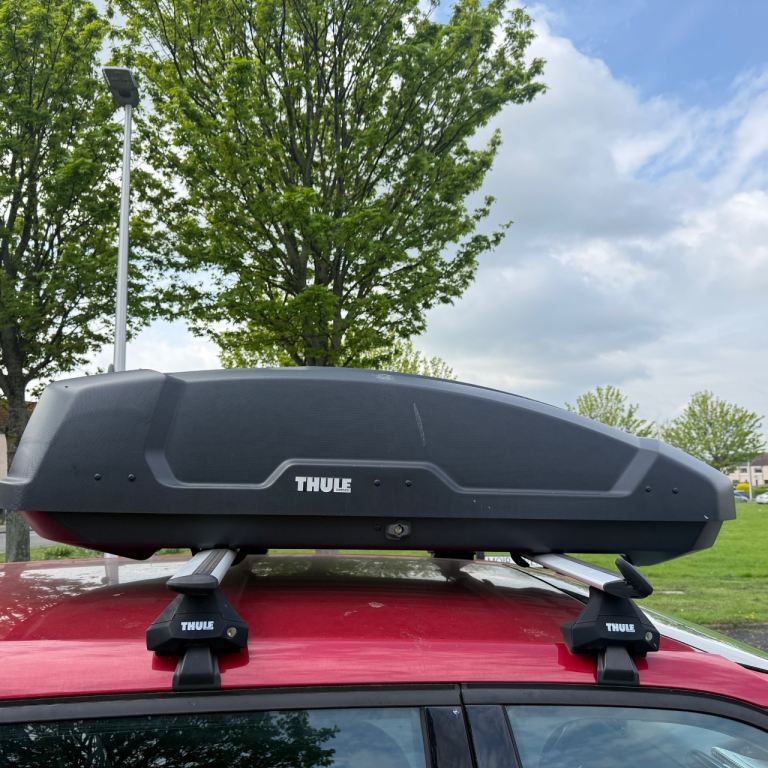 Thule roof box and bars 