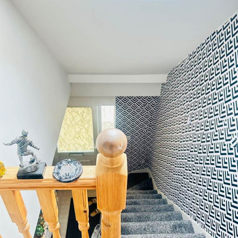 AVAILABLE NOW !!! .. NEAT DOUBLE ROOM in Hornchurch, RM13 8NH FOR £755pcm (Your own toilet)