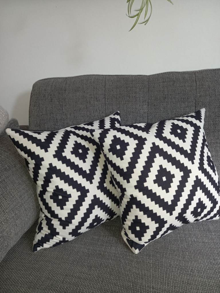BLACK/WHITE GEOMETRIC CUSHIONS X2