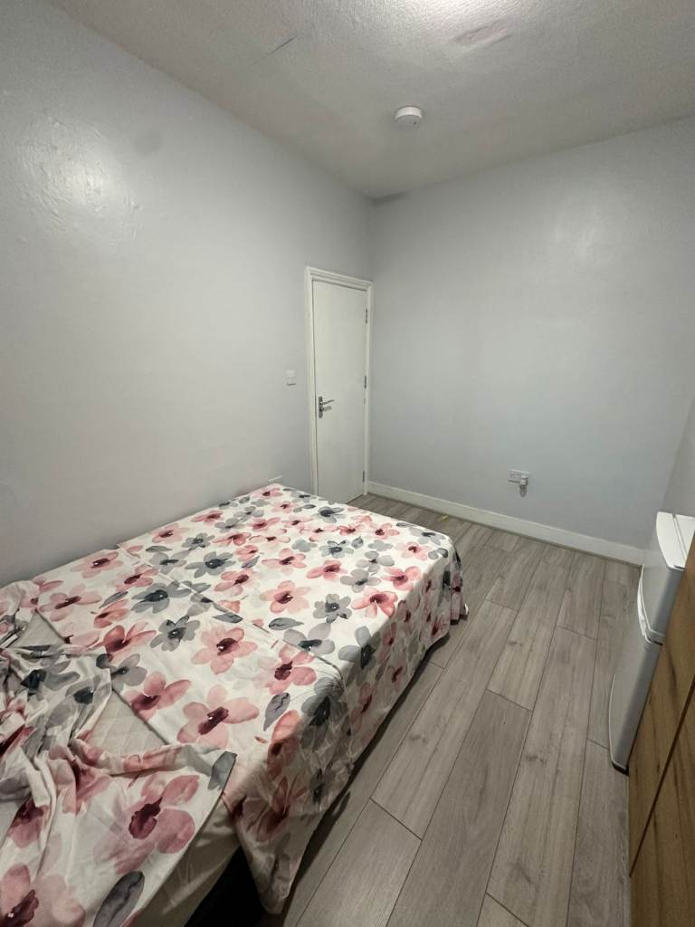 DOUBLE ROOM AVAILABLE NOW Tottenham Hale ,  N17 – 3 minutes from station