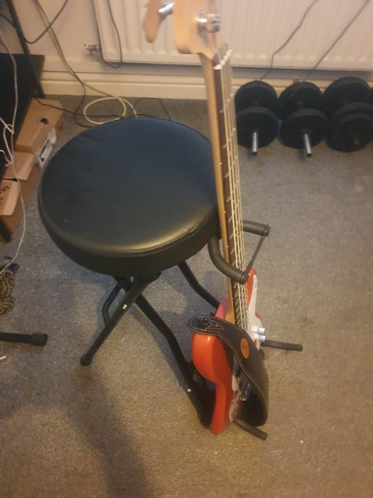 Guitar/bass stool with attached stand